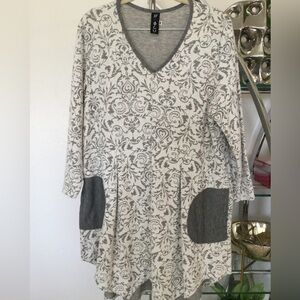 No Blu pull on swing top with two front pleats and two front pockets.